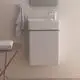 Waschbecken mit integrierter Armatur von Ideal Standard. Die Installation erfolgt wandmontiert. Handtuchhalter und Handtuch sind sichtbar, ebenso ein Handtuchstapel auf einem Tisch.